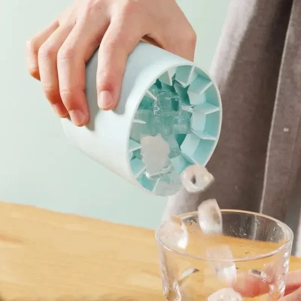 S542d825ee594416f9bf5d90afca613b2w.webp Silicone Ice Cube Mold Round Ice Bucket Summer-Freeze Ice Maker